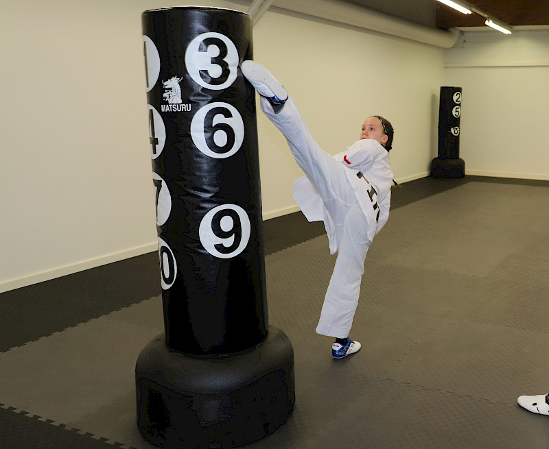 Ikaalilainen Enna Luiro saavutti taekwondossa kansainvälisissä kilpailuissa menestystä. Kuva otettu harjoituksista viime vuoden lopulla kamppailuseura Mudo Sportsin harjoitussalilla.