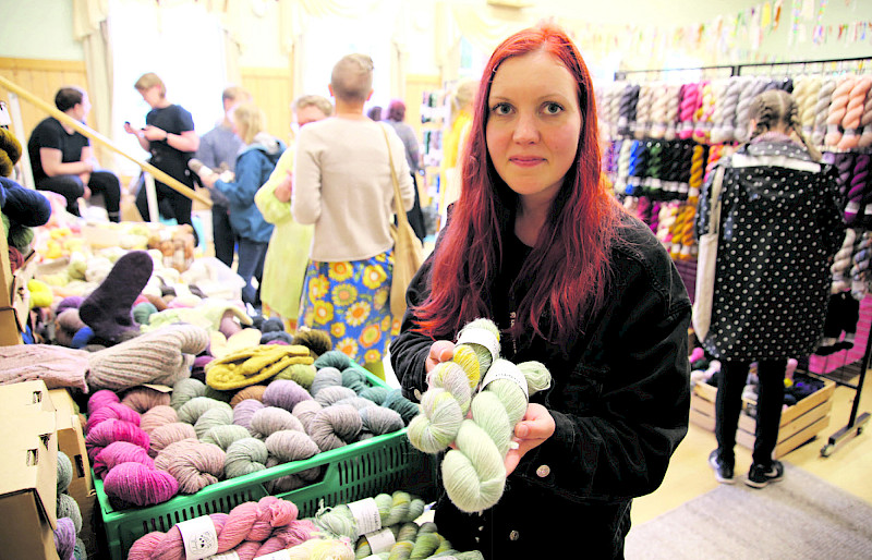 Anna Heinon järjestämä Folkkia ja villaa! -tapahtuma kokoaa neuloosia potevat Hämeenkyrön Jumesniemeen heinäkuun viimeisenä lauantaina.