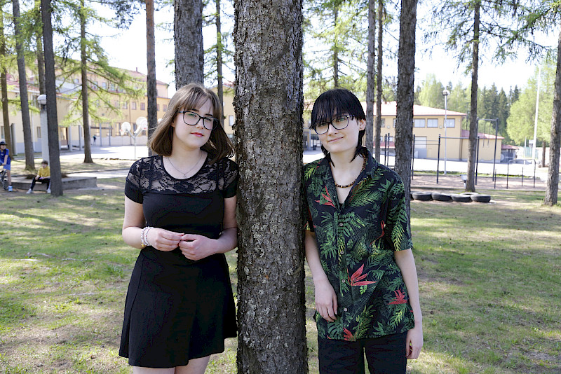 Inna-Maria Routakangas ja Janette Kangas ystävystyivät F. E. Sillanpään lukiossa. Pian tuoreilla ylioppilailla on tiedossa lakkiaiset.