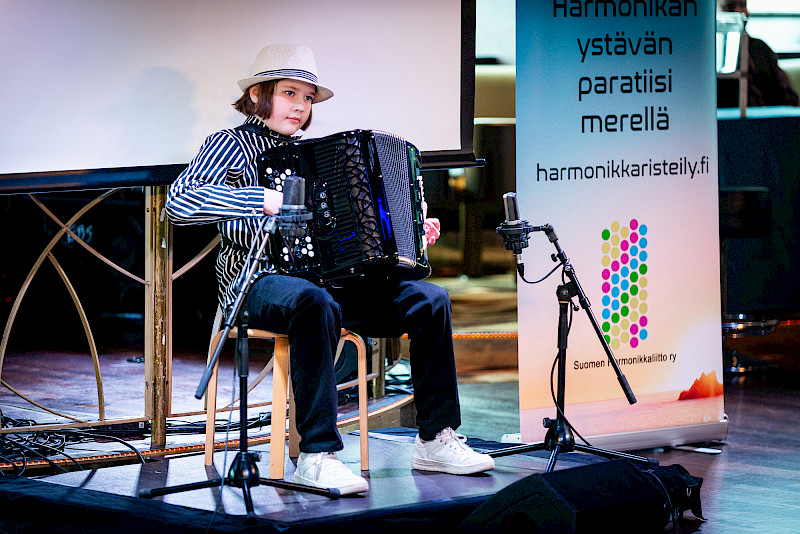 Joel Koivisto on yksi soittajista Nuorten Harmonikkavirtuoosien konsertissa. Hän voitti kevään Harmonikkaristeilyllä lasten Laivatähtikisan, jonka seitsemän parasta pääsevät esiintymään Ikaalisten Haitarikesässä. Kuva: Markus Korpi-Hallila.
