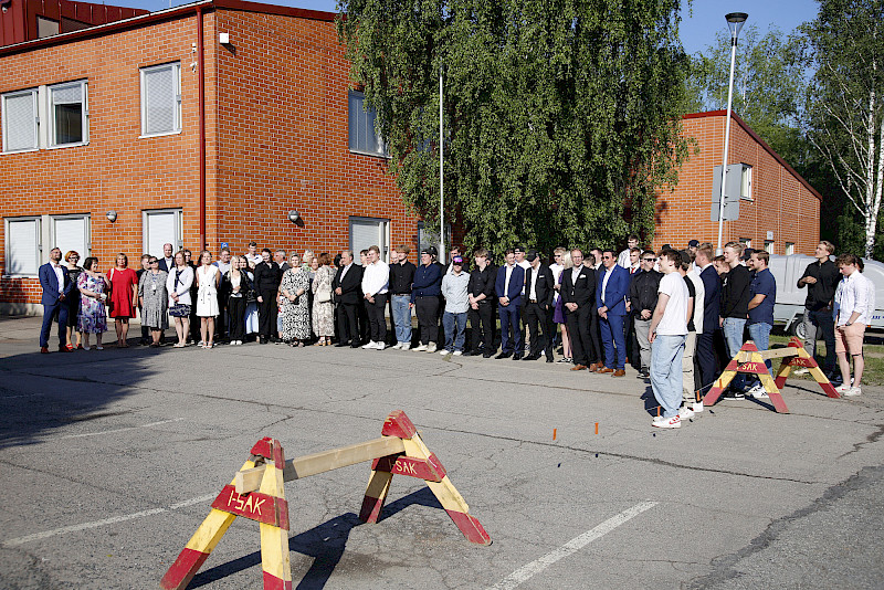 Lukuvuoden päättyessä Saskyn ammatti-instituutti Iisakin sisäpihalla seisoi suuri joukko ammatillista osaamista ja drooni surisi heitä kuvaamassa.