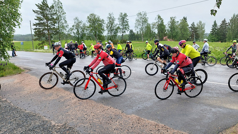 Pirkan pyöräilijät ajoivat Hämeenkyrön halki. Päivölässä oli mahdollisuus pysähtyä ruokailemaan. Moni käytti tilaisuuden hyväkseen.