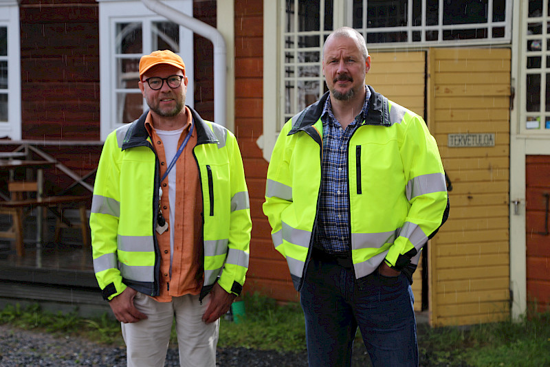 Hämeenkyrön kunnan tilapalvelupäällikkö Harri Jääskeläinen ja elinkeinojohtaja Marko Kosonen hoitavat Heiskan esittelyt.