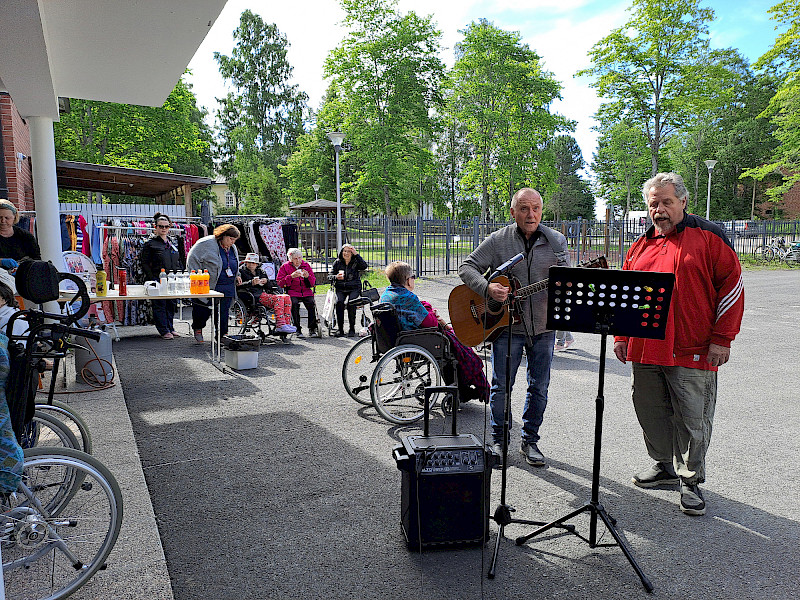 Jukka Holmala ja Pekka Mäkipää soittivat ja lauloivat torikansan iloksi.