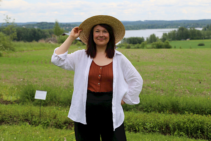 Love Harvest -festivaalin johtaja ja kuraattori Anna Karhu-Cormier ei kyllästy Hämeenkyrön kauniisiin maisemiin.