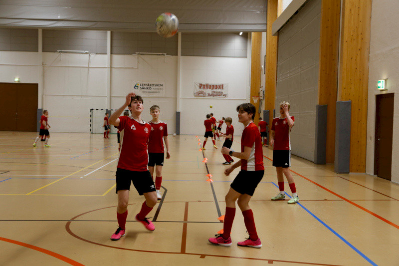 Paavo Nikkanen, Jaakko Vatajaniemi, Peetu Parkkila ja Matias Reponen pitävät palloa hallussa futsal-harjoituksissa viime talvena. Kuva: UutisOivan arkisto