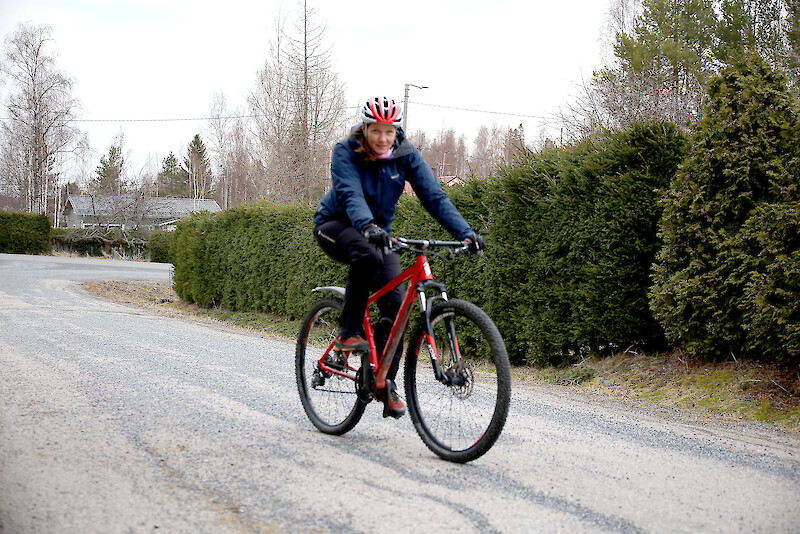 Viljakkalalainen Annukka Mallat haluaa liikkua nimenomaan ulkona. Hiihtokauden päätyttyä liikkumaan pääsee esimerkiksi pyöräillen.