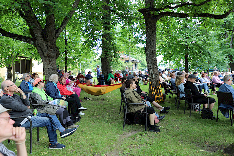 Puistofilosofia-tapahtuma starttasi käyntiin Ikaalisissa tiistaina. Jo avajaisissa puisto täyttyi festivaalivieraista.