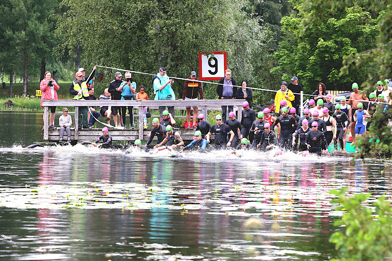 Maisema-Triathlonin startti on juuri tapahtunut Hämeenkyrön pienvenesatamasta.