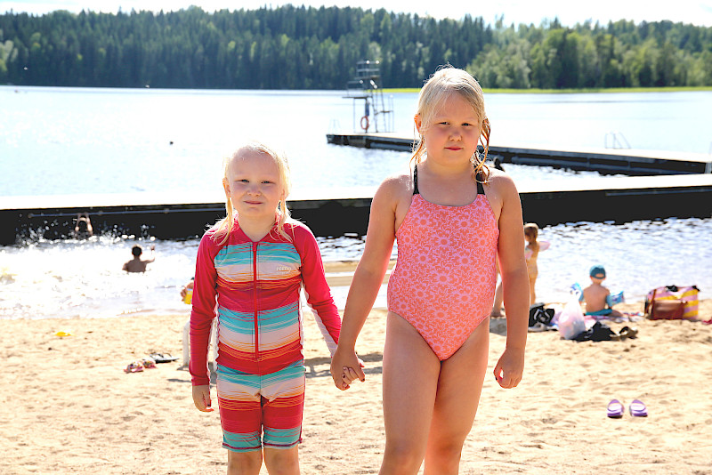 5-vuotias Alma Vuorinen ja 7-vuotias Vilma Vuorinen käyvät Järvenkylän uimarannalla monta kertaa viikossa.