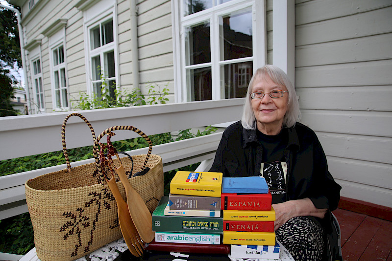 Leena-Maija Lehtonen on opiskellut paljon sanakirjojen avulla. Afrikasta tuotu laukku on yhtä vanha kuin Leena-Maija.