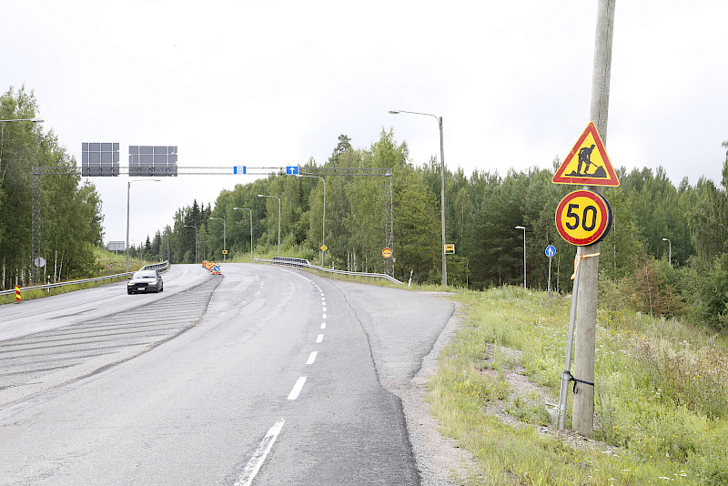Ohituskaista muuttuu kevyen liikenteen väyläksi vanhalla kolmostiellä Hämeenkyrössä.