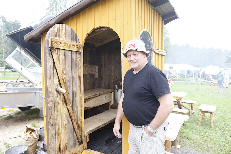 Ikaalislainen Teijo Isoviita on kuulunut tapahtuman järjestäjiin jo pitkään. Nyt hän toi oman saunansa ensimmäistä kertaa. Sitä on rakennettu Kangasalla asuvan Juha Heinäsen kanssa.