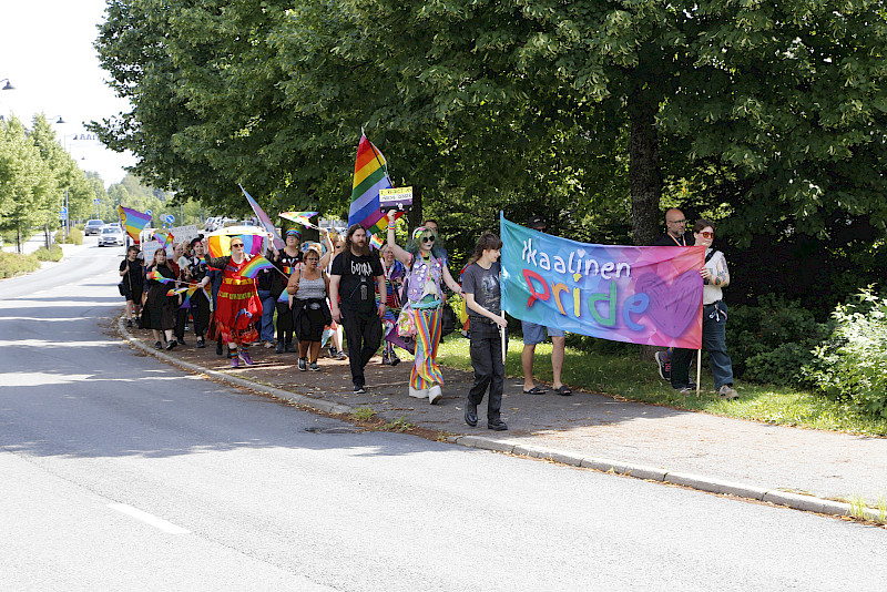 Ikaalinen Pride veti kulkueenseensa toistasataa osallistujaa.