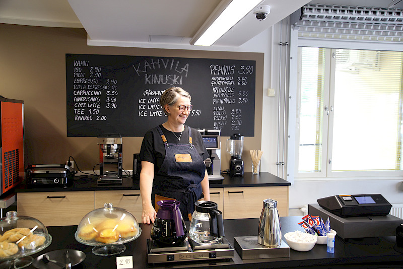 Virpi Norokorpi tarttui tilaisuuteen ja perusti vapautuneeseen liiketilaan kahvilan.