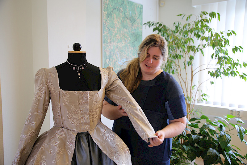 Janina Salosen Mun mekot -näyttely on yksi hankkeen projekteista. Hankkeen vastaavana toimiva Leena Saloniemi esittelee Salosen luomusta.
