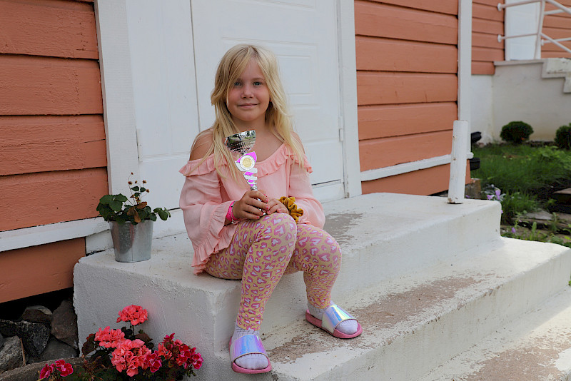 8-vuotias Emma Juvela lauloi hopeasijalle valtakunnallisessa Tangovekara-kilpailussa.