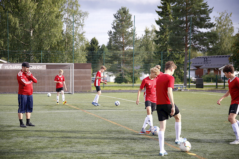 Valmentaja Niko Panttula valmentamassa P15-joukkuetta ykkösen ensimmäistä peliä varten.