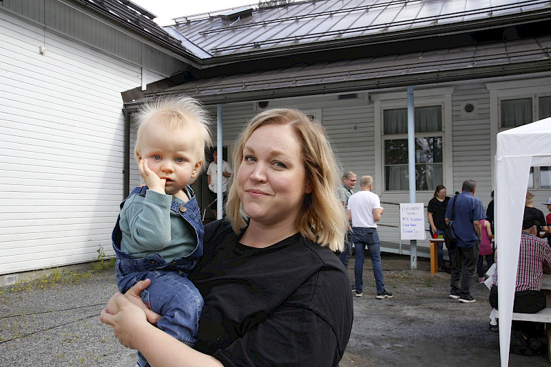 Tiia Malkamäki toivoo, että myös Nooa Malkamäki voisi käydä Karhen ympäristökoulua tulevaisuudessa.