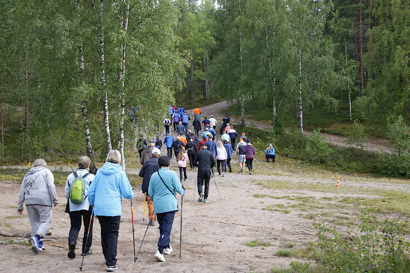 Jämin maastoihin sauvakävelemään saapui viitisenkymmentä paikallista.