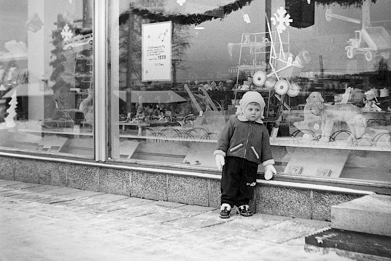 Kuva: Lauri Tarkki Lapsi Osuusliike Oman näyteikkunan edessä vuonna 1958.