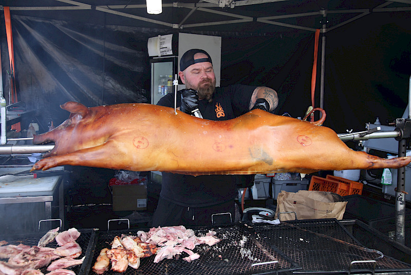 Heiskan Street Food -tapahtumassa oli tarjolla muun muassa sikaa vartaassa. Kojun pitäjälle, Janne Lehtiselle, ruoka on kokonaisvaltainen kokemus.