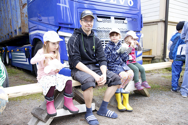 Tyyne, Marko, Elli ja Hertta Mäntyniemi olivat Heinijärven mörinöillä toista kertaa. Tyyne kertoi perheen saapuneen paikalle autolla, vaikka kotona yksi traktorikin on.