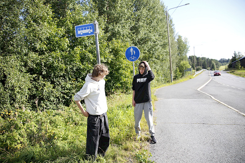 Iisakissa opintonsa tänä syksynä aloittaneille Ruben Raudasojalle ja Aapeli Pajuselle koulumatka naapurikunnan puolelle on kaikkea muuta kuin mutkaton.