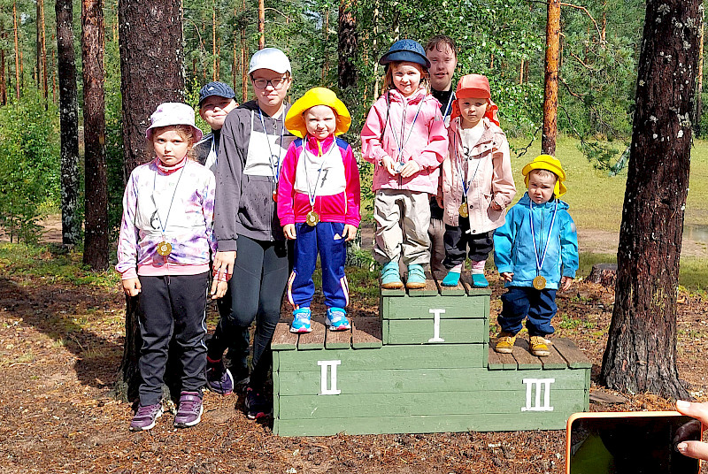 Palkintokorokkeen äärelle kokoontuivat Helmi Huhtasalo, Toni Huhtasalo, Tiia Huhtasalo, Hilla Huhtasalo, Venla Venho, Veeti Westlin, Pihla Kivitalo ja Viljo Venho.