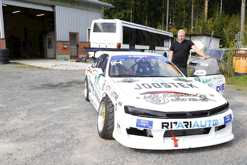 Viljakkalalainen Juha-Matti Mäkinen pääsi vastoinkäymisten jälkeen tuulettamaan driftingin pro2 -sarjan mestaruutta.