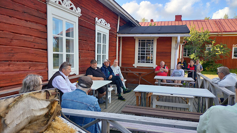 Tusinan verran uteliaita saapui kuulemaan Ilkka Jokisen (kuvassa toinen vasemmalta) ideoita siitä, mitä Heiskan alueella voisi tehdä.