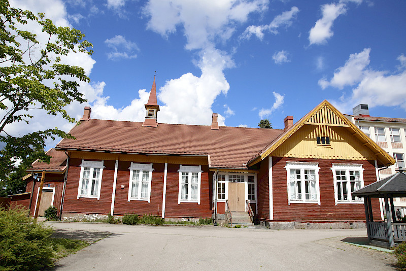 Punaiseen kouluun tehdään tässä vaiheessa vain välttämättömät korjaukset.