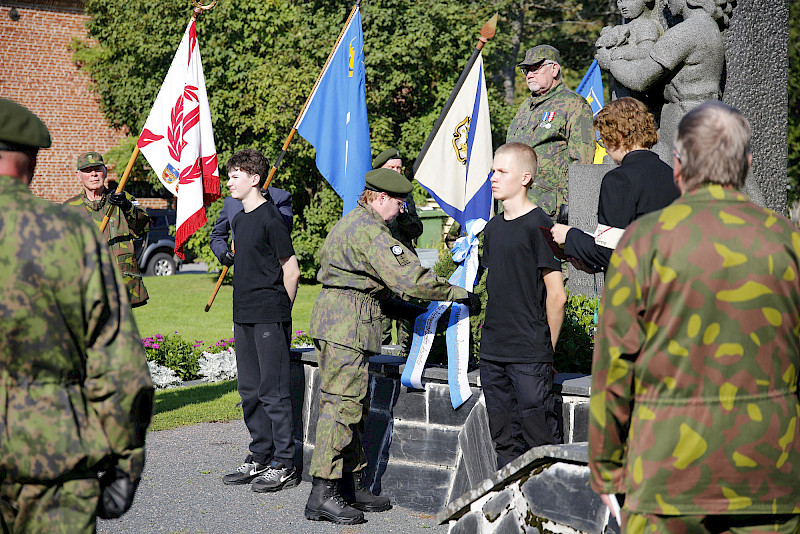 Hämeenkyrön seurakunnan sekä veteraani- ja maanpuolustusjärjestöjen seppeleen laski Tiina Lindi-Mokkila. Jatkosodan päättymisen 80-vuotispäivänä kunniavartiossa Raimo Mäensivu. Nuoret sankarihaudalla, Juho Salonen ja Onni Heikkilä ovat Hämeenkyrön yhteiskoulun kahdeksasluokkalaisia historian valinnaiskurssilta