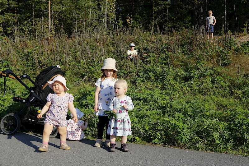 Missä on meidän leikkikenttä, ihmettelevät Mahnalassa asuvat Milja, Inari, Linnea, Emma, Petja ja Artturi. Ei ole liioiteltua sanoa, että suurin osa heistä on odottanut kenttää kirjaimellisesti koko ikänsä.