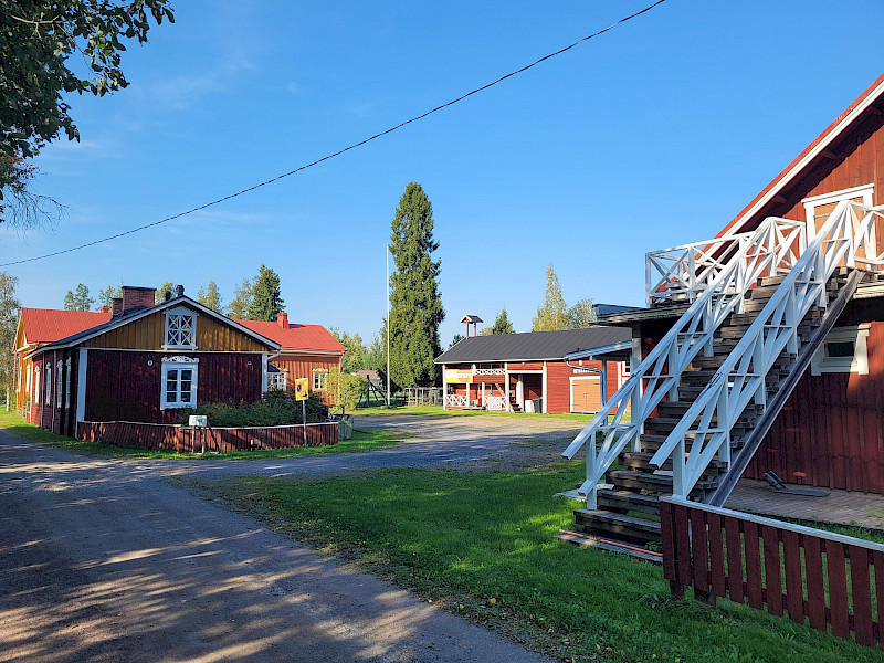 Heiskan alueen ostaja, helsinkiläinen Riku Niemi muuttaa Hämeenkyröön ja asettuu asumaan Heiskan päärakennukseen.