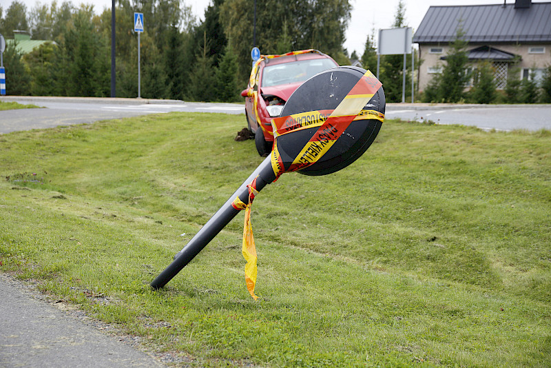 Auto kaatoi tiistai-iltana lyhtypylvään Ikaalisten S-Marketin viereisen kiertoliittymän luona.