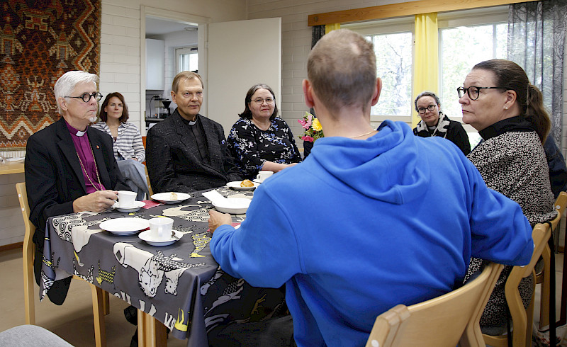 Tampereen hiippakunnan piispa Matti Repo (vasemmalla) vieraili UutisOivan Hämeenkyrön toimipisteessä. Pöydän ääressä myös kirkkoherra Jorma Pitkänen, UutisOivan mediamyyjä Marjaana Mikkola, pappisasessori Leena Sorsa ja lääninrovasti Ulla Ruusukallio. Etualalla selin toimittaja Tuukka Olli. Taustalla UutisOivan mediamyyjä Hanna Mäkelä.