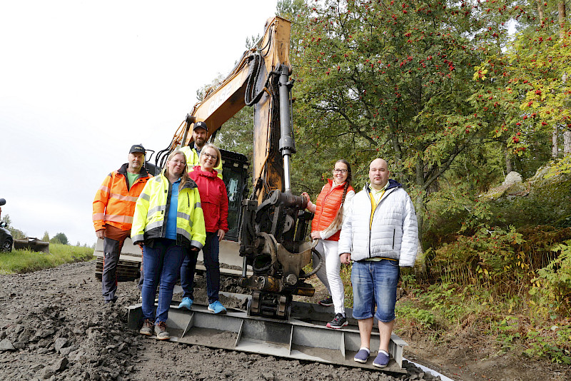 Kierikkalantie laitetaan porukalla kuntoon. Kuvassa Timo Lager, tieisännöitsijä Katja Ritvanen, urakoitsija Jukka Hietaniemi-Aalto, tiekunnan puheenjohtaja Heli Buss, Katariina Pylsy ja Niclis Pylsy.