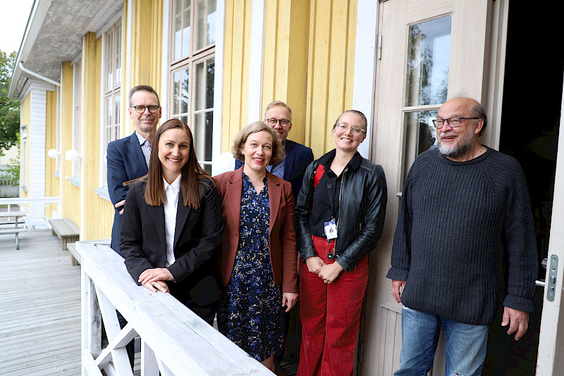 Ikaalisissa Omalla Tuvalla järjestetty rakennusperintö ja sen tulevaisuuden näkymät -seminaari keräsi aiheeseen hyvin perehtyneen alustajajoukon. Mukana olivat Kimmo Mattila, Lotta Hamari, Anna Lyyra-Seppänen, Juha Vanhapaasto, Mari Seppä ja Harri Helin.