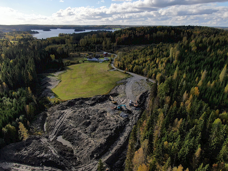 Maata on kipattu Kiepantien varteen kahteen paikkaan. Sen myötä läheisessä Pajuojassa on havaittu samentumaa. Se laskee taustalla näkyvään Pajulahteen.