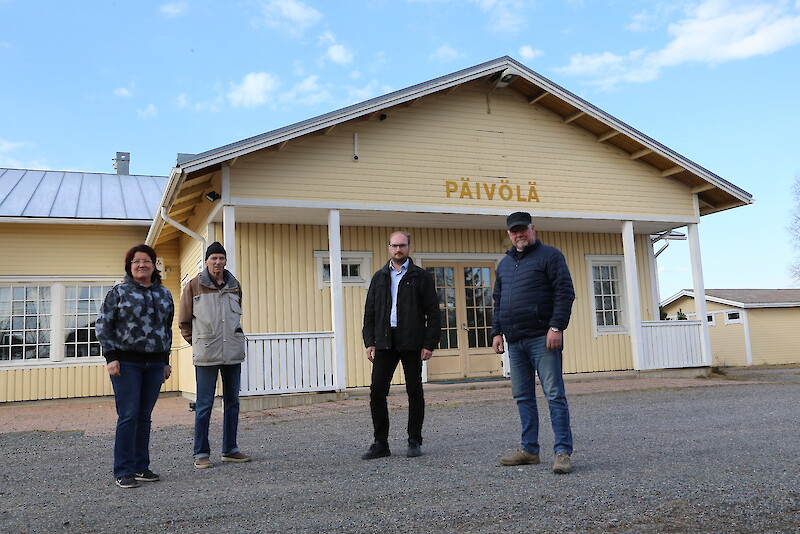 Essi Eerikäinen, Ahti Leskinen, Jyri Öörni ja Raimo Mäensivu pitävät naapuriapua kyläyhteisön voimana.