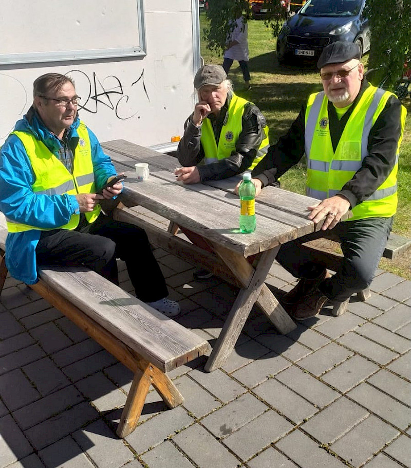 Ikaalisten Tarmon otteluissa Lions Club Ikaalinen-Kyrösjärven vapaaehtoiset ovat toimineet järjestyksenvalvojina. Viime kesän ottelussa tauolla ovat Pauli Haapaniemi, Timo Ranta ja Esa Kantti.