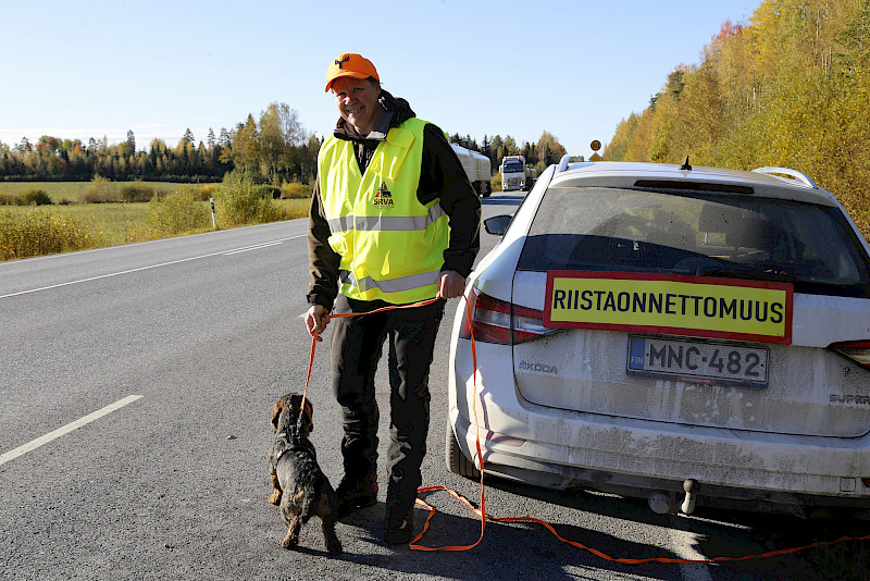 Pirjo Mäki-Karvia kehottaa autoilijoita merkitsemään onnettomuuspaikan aina, kun osallisena on ollut suuri eläin, kuten hirvi, peura tai villisika.