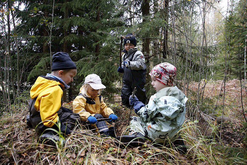 Ulkona riittää leikkipaikkoja vaikka lähimetsikössä, jossa Eino Haaviston, Eevi Riihimäen, Seemi Lahdentaustan ja Elias Mansikkamäen mielikuvitus saa lentää.