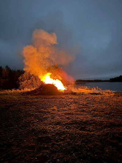 Kokko loi lämmintä tunnelmaa pimenevään syysiltaan. Kuva: Päivi Kauppila