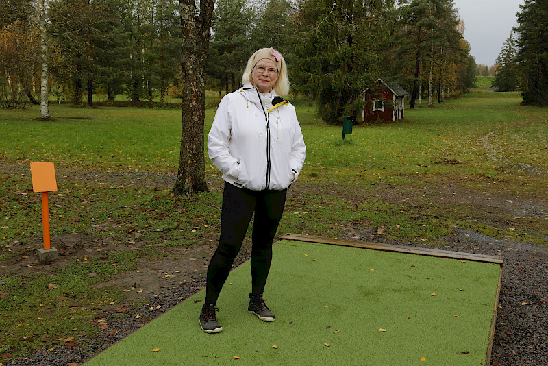 Suvi Mäkelä on tyytyväinen Pappilanmetsän frisbeegolfradan uuteen ilmeeseen. Keväällä rata saadaan täyteen iskuunsa.