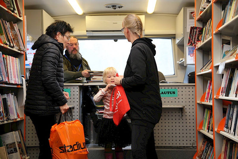 Ylöjärven kirjastoauto Reppu alkoi syyskuussa vierailla myös Onnimannin päiväkodilla. Kirjastonhoitaja Mikko Salosen palveltavana Sinikka Kulmala Sohvi Väinä ja Terhi Järvinen.