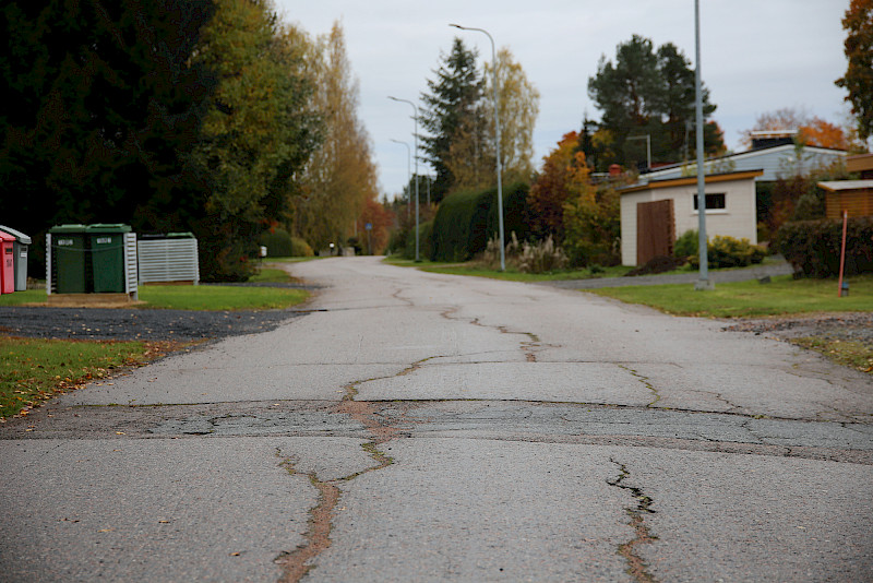 Hämeenkyrössä muun muassa Puronsuun alueella on kipeimmin korjausta kaipaavia katuja. Kalastajantien pinnoitteessa on halkeamia ja painumia. Kuva: Sakari Ilomäki