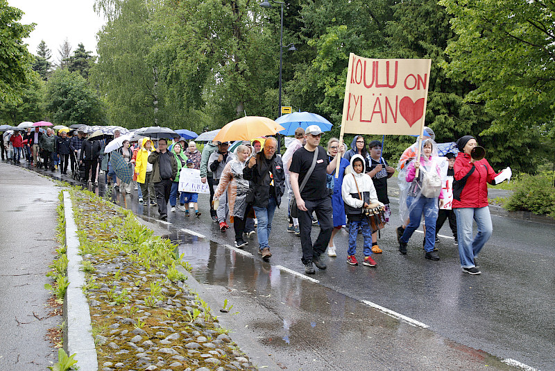 Luhalahden koulun lakkauttamista vastustava mielenosoituskulkue kiersi Ikaalisten keskustassa ennen kuin valtuusto kokoontui päättämään asiasta kesäkuun 17. päivänä.