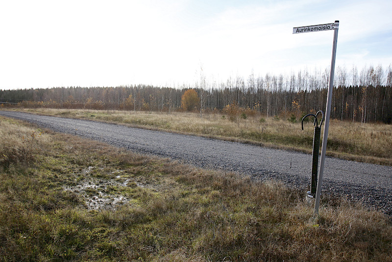 Sarkki-Kyrösjärven alueella on vireillä asemakaavan muutos, joka muuttaisi vielä rakentamattoman Aurinkomoisio-kadun toisen puolen omakotitontit rivitalotonteiksi. Kaavamuutos koskee kuvassa taaempana olevaa aluetta.